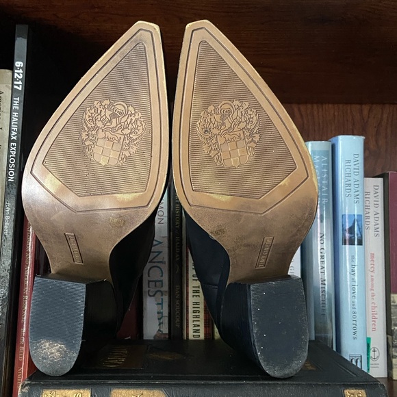 Vince Camuto 'Gigietta' Black Leather V-Cut Pointed Toe Boots Women's Size 7.5 - Picture 8 of 14